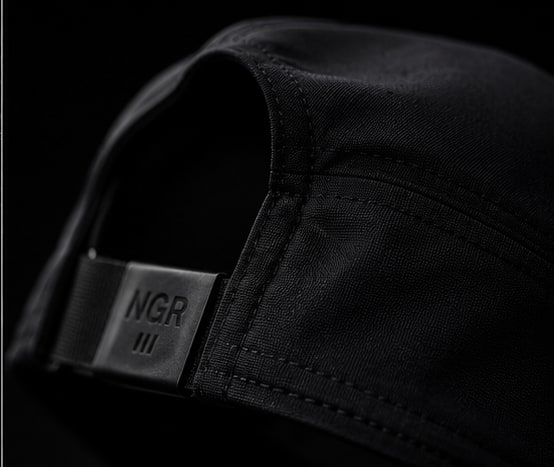 Cierre posterior regulable de la PACE Running Cap con etiqueta NGR.