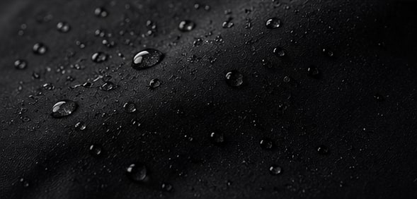 Gotas de agua sobre el tejido con acabado repelente del PACE Running Short.